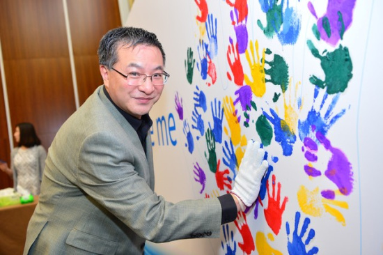 通信与设备事业部无线标准首席技术专家吴耕在手印墙合影留念