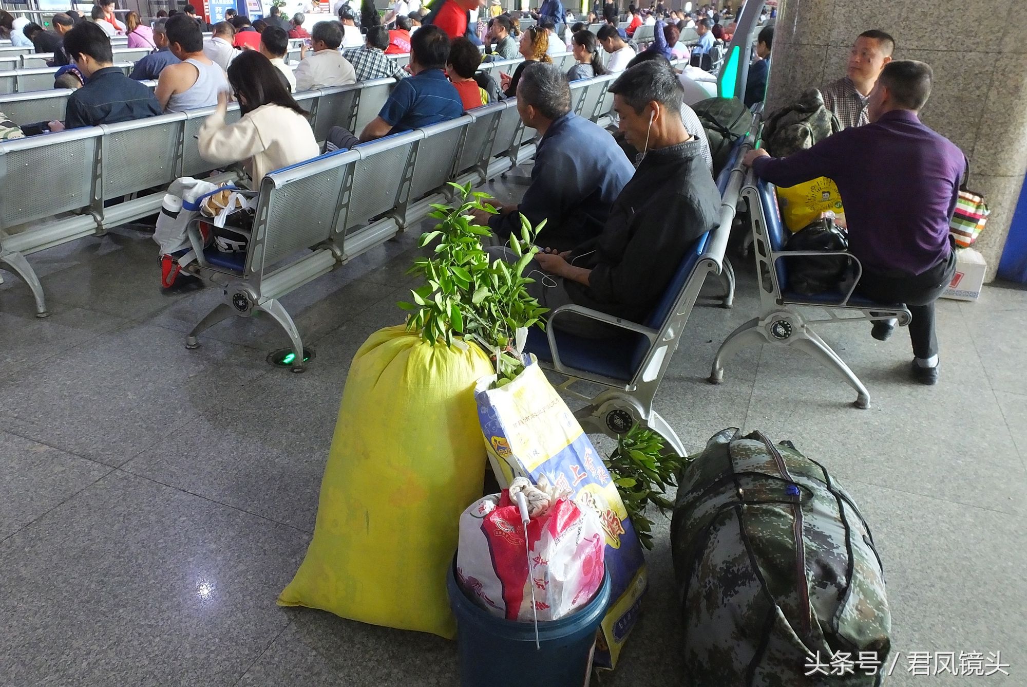 湖北宜昌:火车东站,农民工旅客行李包笨重!美女
