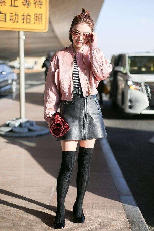 景甜真会玩, 长袜配皮裙穿出漫画腿, 网友: 怪不得张继科会看上她