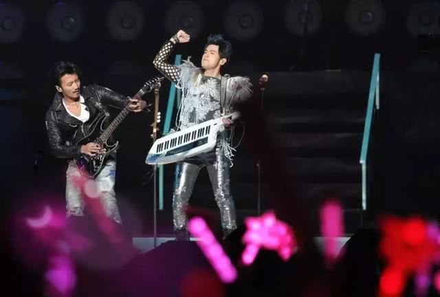 张学友演唱会抓嫌犯,歌迷走调戴佩妮笑到掐大