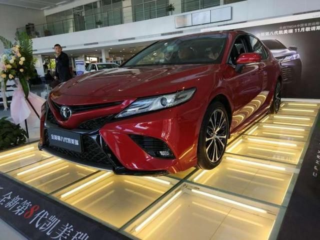 2018年丰田新款凯美瑞很帅,落地价大概多少?