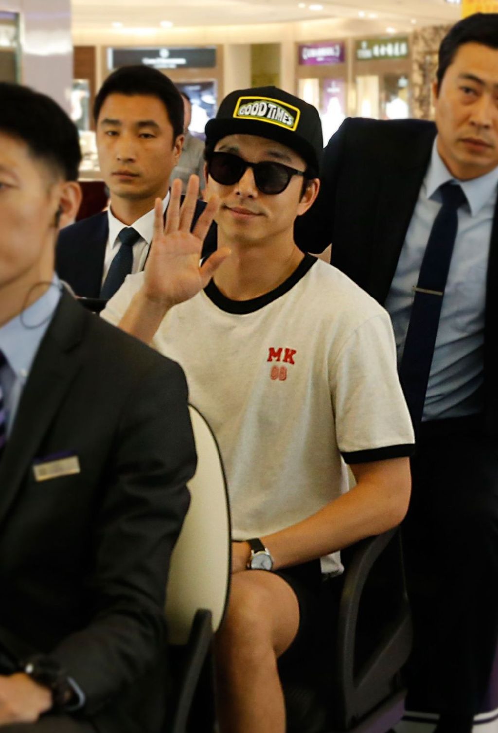 [孔刘][新闻]170819 孔刘深夜离台 机场与粉丝挥手道别