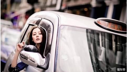 气质美女迪丽热巴开什么车呢?猛一看以为是五