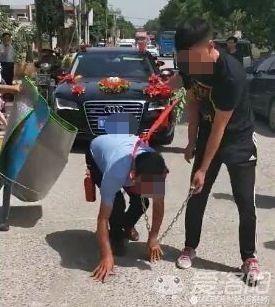 父亲脖子拴铁链拉车 儿子新娘豪车里笑 父亲脖子拴铁链拉车 儿子新娘豪车里笑