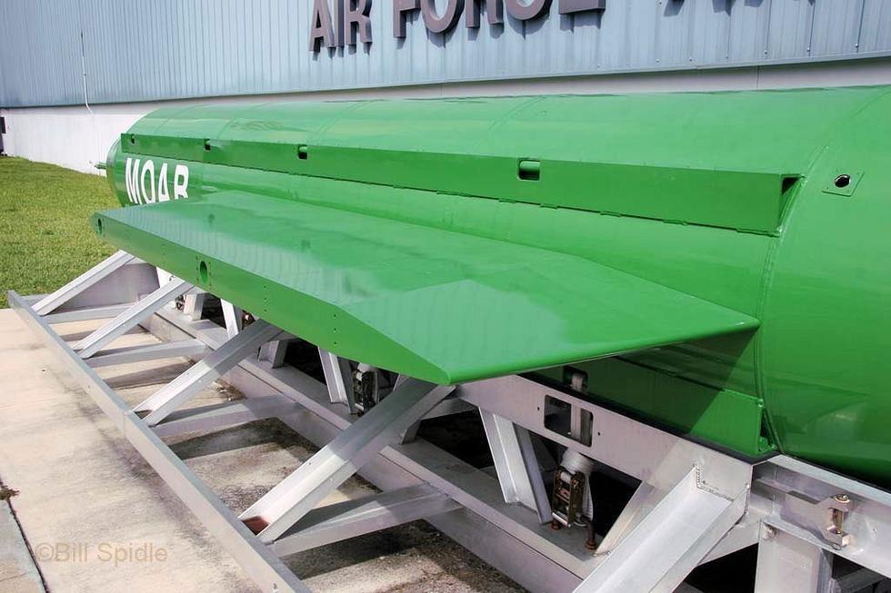 巨大的弹翼。GBU-43/B型炸弹的爆炸当量相当于11吨TNT炸药。