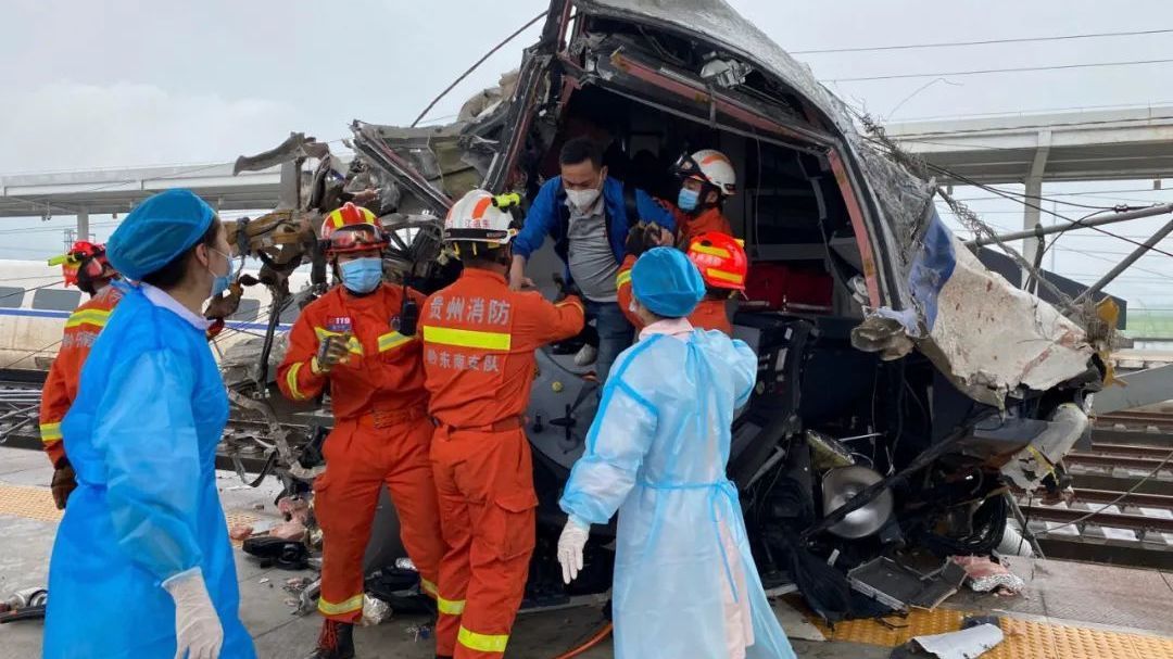 铁路部门组织上千人开展抢险救援，坐火车遭遇险情到底该如何自救？