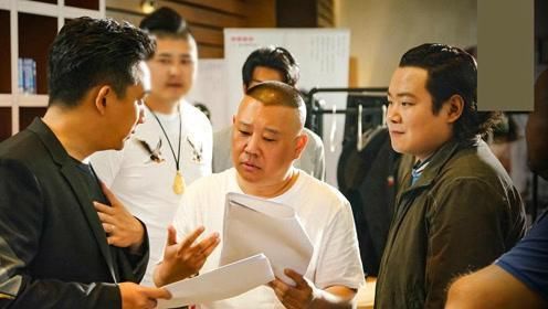 王宝强亲自扛走金扫帚奖!网友猜测:下届得主会