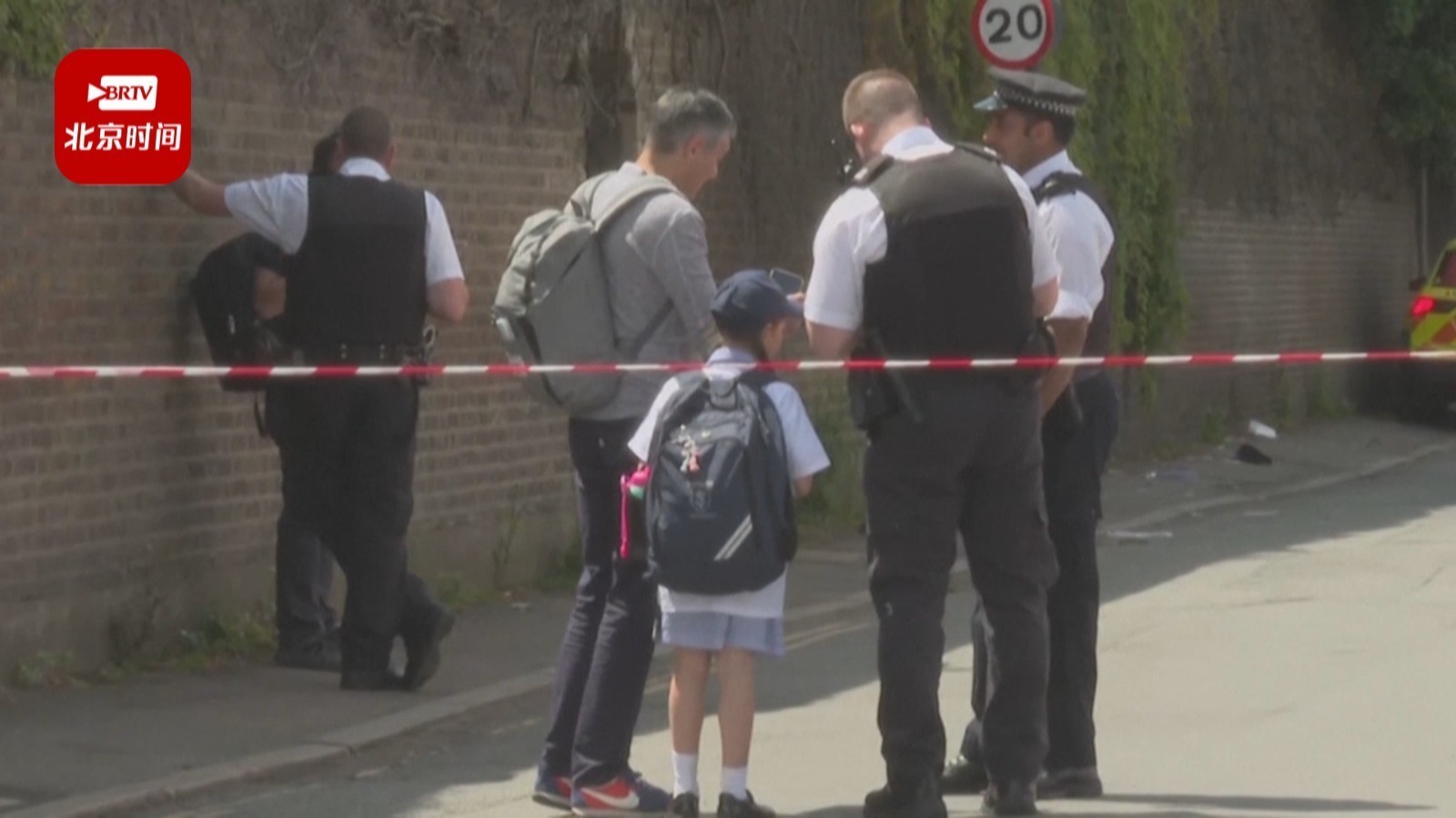 英国伦敦：汽车冲入小学致十余人死伤 警方通报“非恐袭”