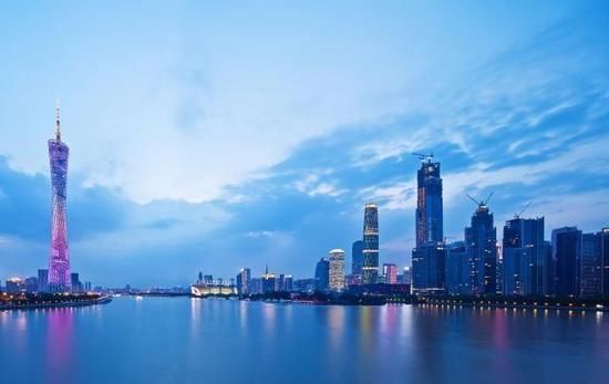中国经济实力最强的10大城市,联合起来GDP能