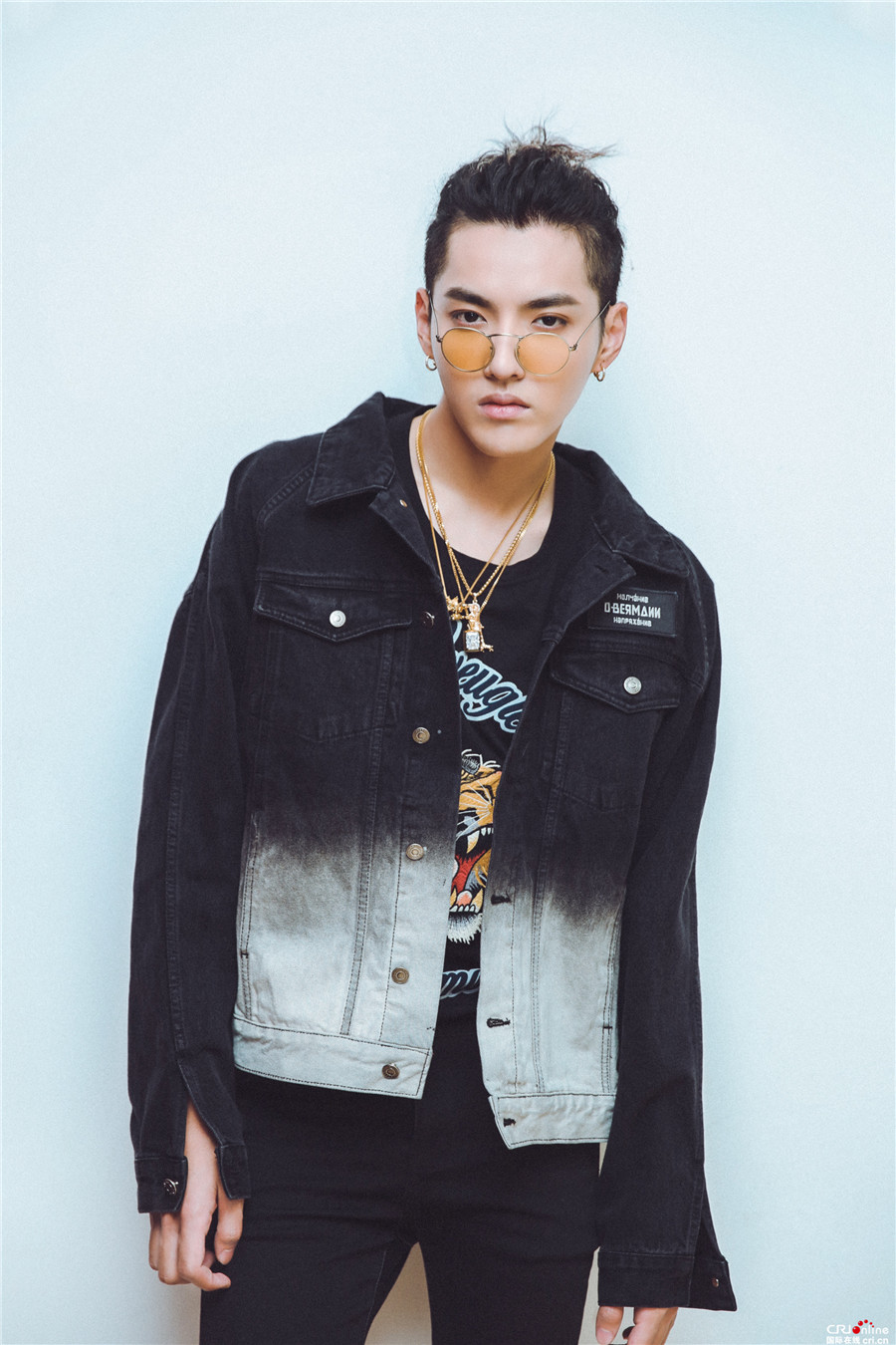 吴亦凡解锁新发型"菠萝头"颜值高就是任性