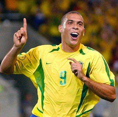 世界足坛10大最牛前锋, 梅西、C罗垫底, 第一是