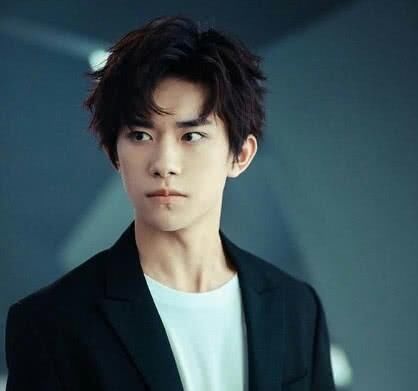 继王源滚床单手机壳曝光后,易烊千玺的也曝光