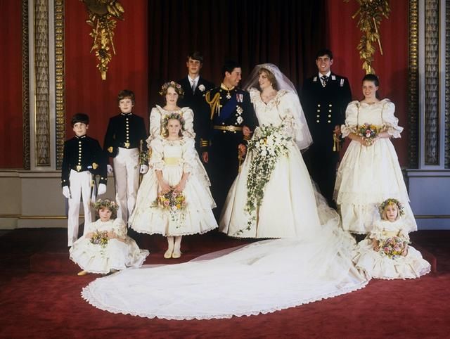 英国女王婚纱_英国女王(2)
