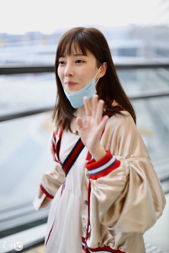 冯提莫(本名冯亚男),1991年12月19日出生于重庆市万州区,中国内地女