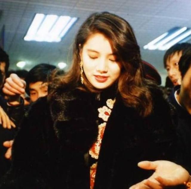 看了袁咏仪年轻照,再看许秋怡年轻照,终于明白