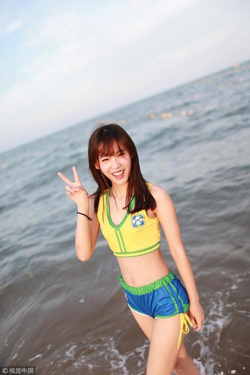 巴西足球宝贝海边戏水 酥胸半露力挺桑巴军团