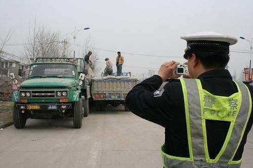 车时常见交警拿相机拍照,他们在拍啥?这3种车