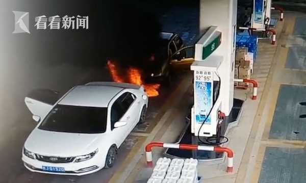 车辆在加油站内突然着火 小哥30秒神速扑灭
