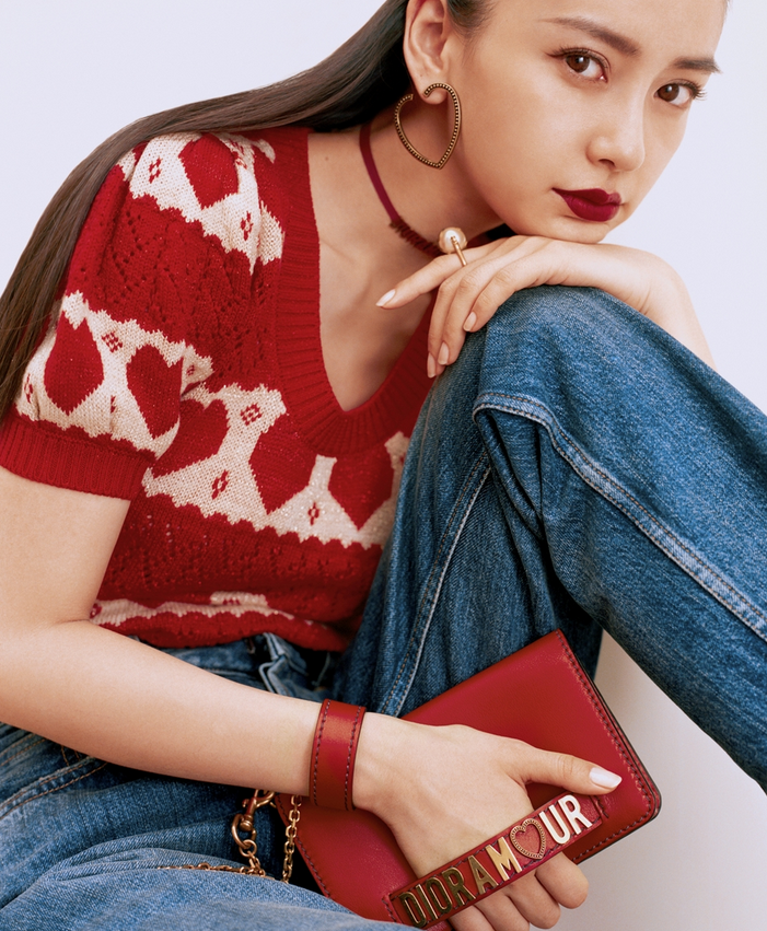 近日,Angelababy拍摄的一组七夕情人节大片曝光。镜头里的Angelababy身着红色桃心毛衣短衫,魅力红唇引人注目,既雅致又摩登,完美示范当代女性的流行风尚。