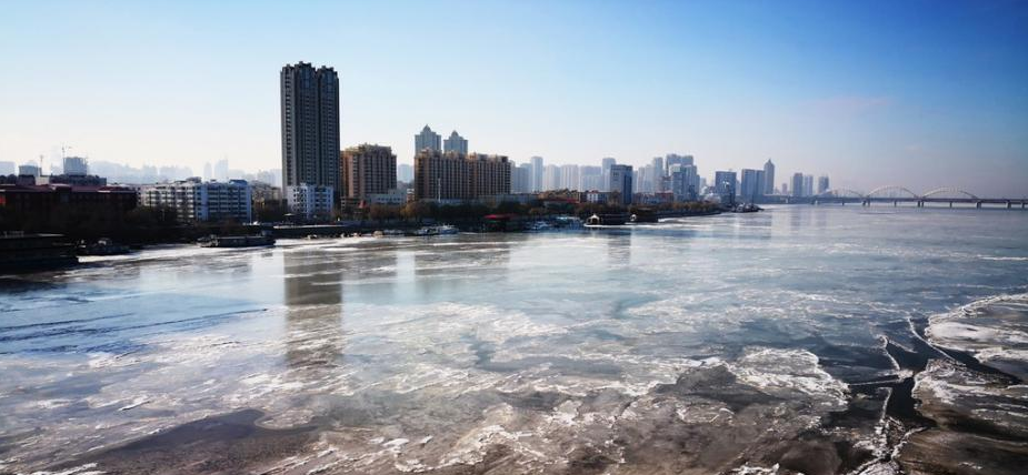 当日最低气温达到入冬以来最低的零下13摄氏度，松花江江面全部冻结。