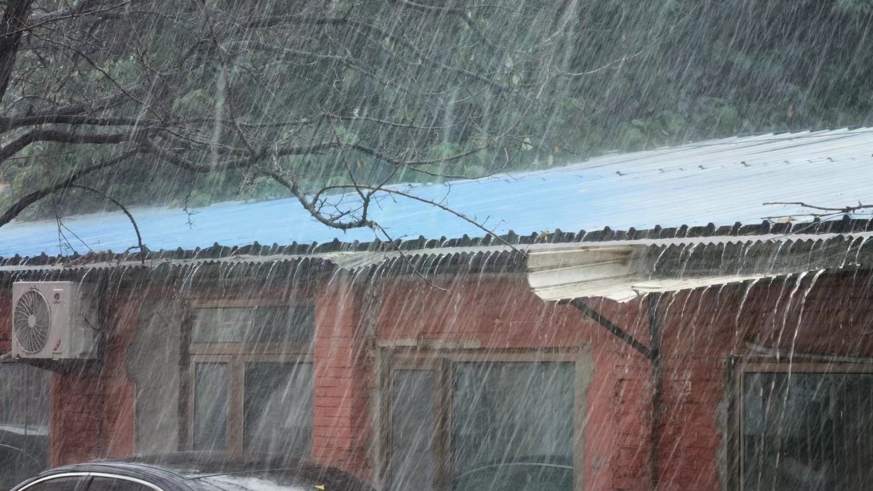 三警齐发，石景山区发布暴雨蓝色 大风蓝色和雷电黄色预警