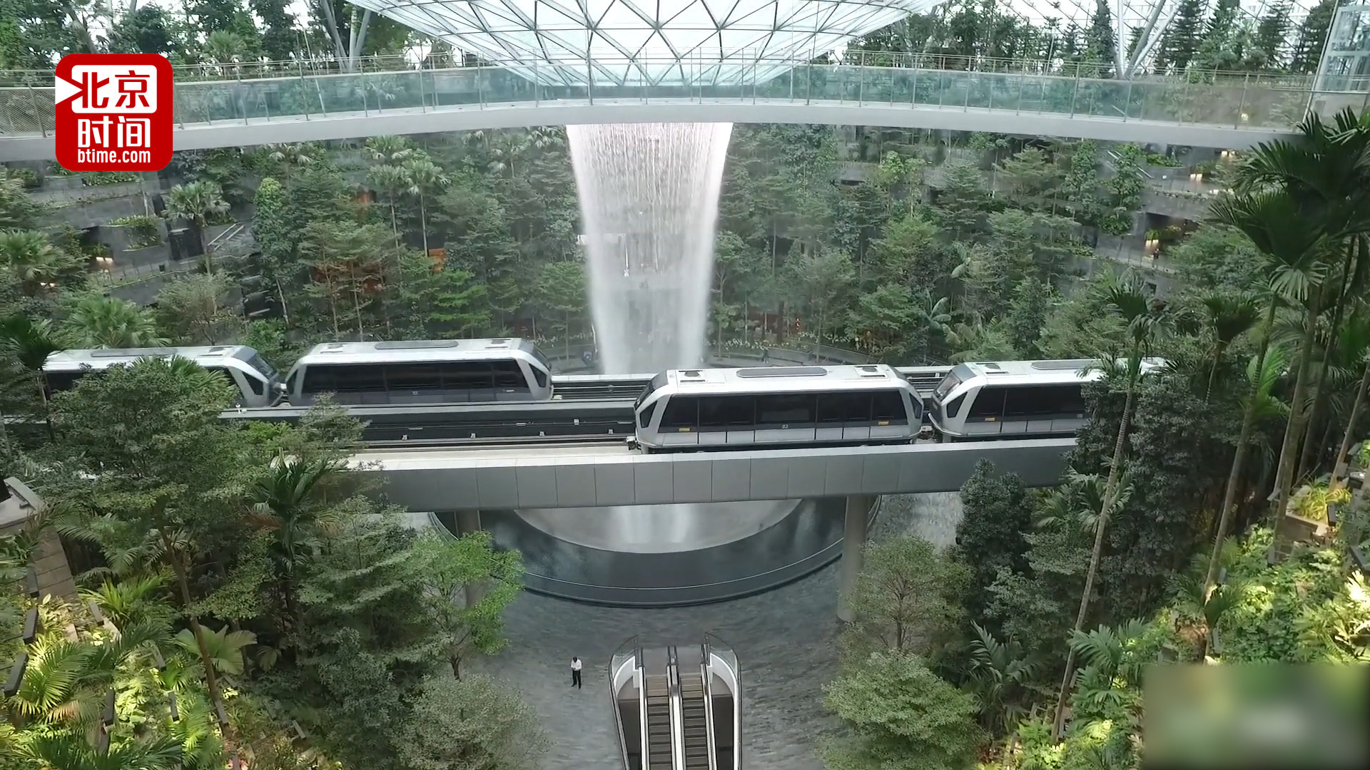 我开始期待飞机晚点了！新加坡机场耗资85亿建室内瀑布