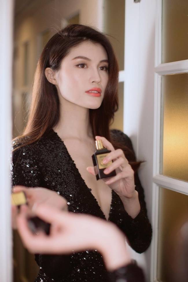 "仙姑"何穗上下开衩性感看秀 露而不俗显高级