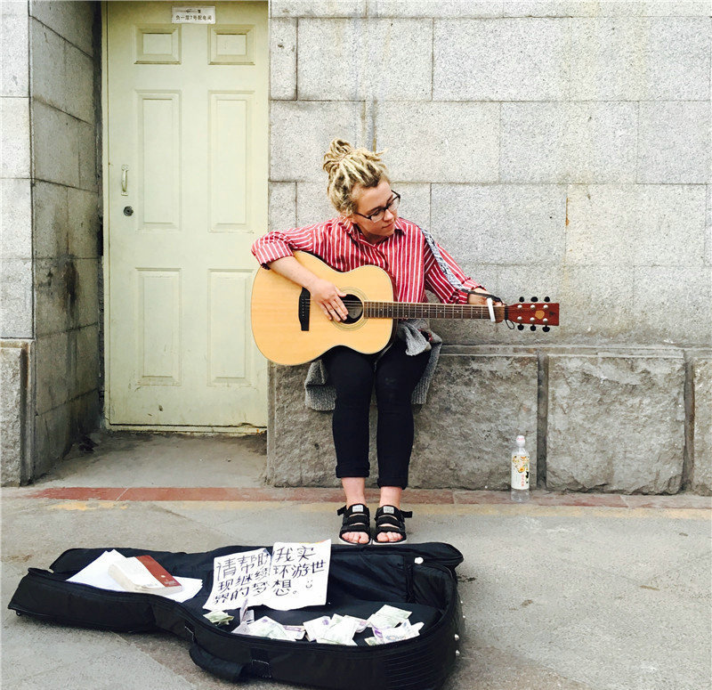 外国穷游情侣写我爱中国 半小时赚四百