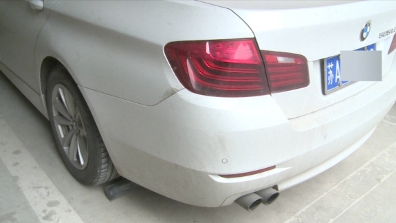 宝马车主占车位近20天,何时开走?