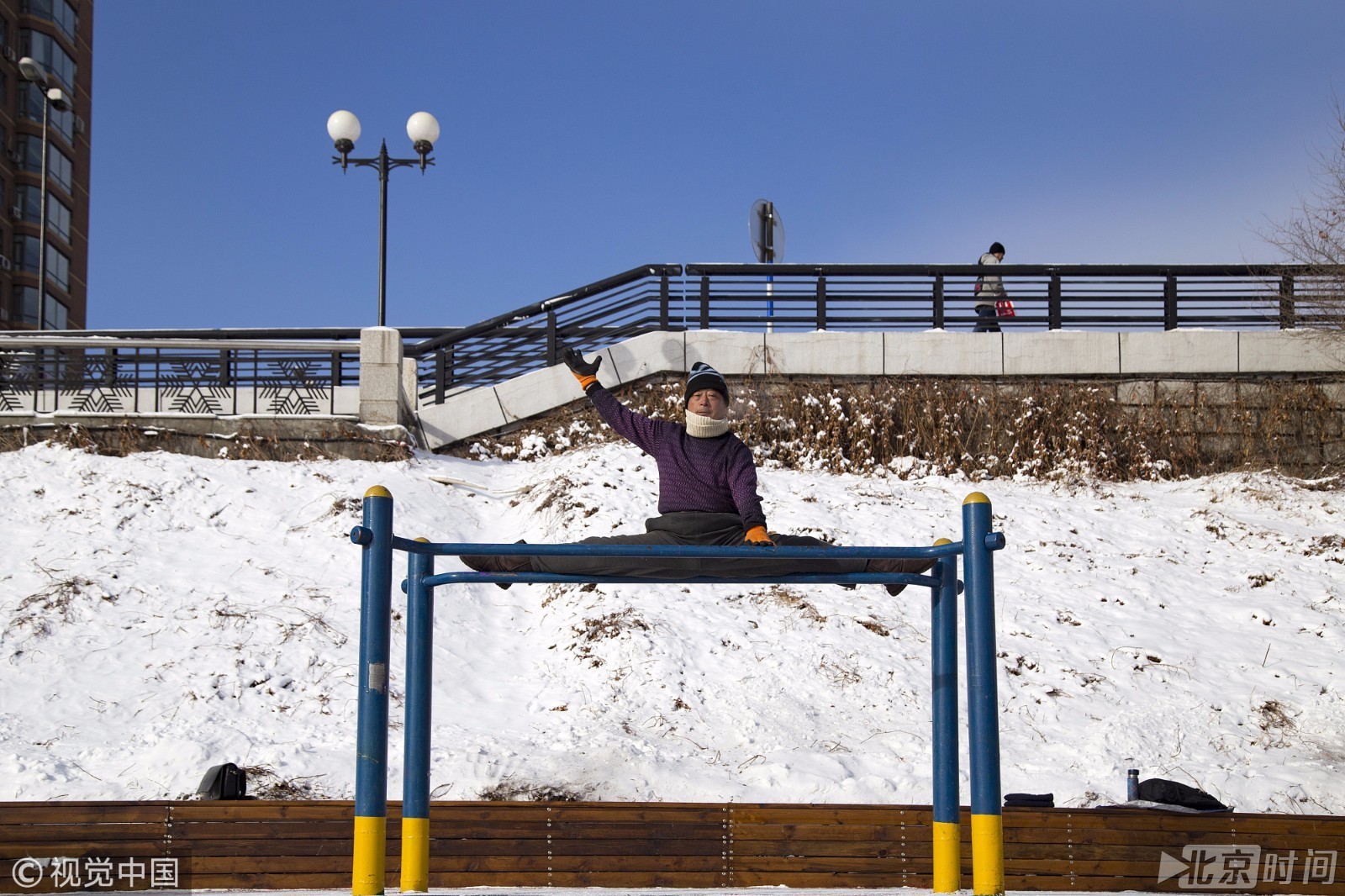 68岁老人双杠上大劈叉 高难动作媲美体操运动员