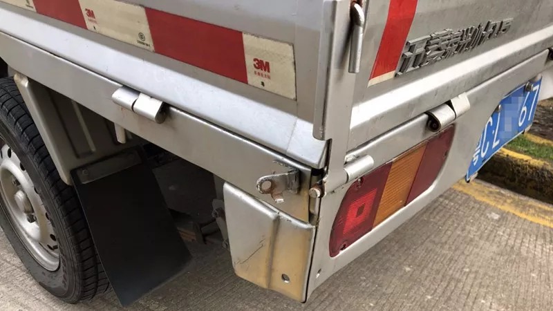 百万奔驰珠海拱北小区对撼五菱荣光!奔驰车损