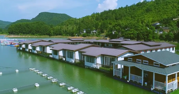 这个民宿有意思!掀开地板就能钓鱼