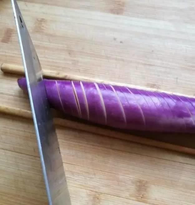 茄子别直接切,两边垫上筷子,每次都不够吃