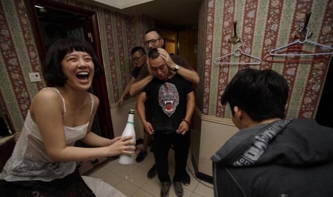 放飞自我!马思纯旧照曝光 穿透视蕾丝喂男友人酒 还被高高抱起(组图) - 2