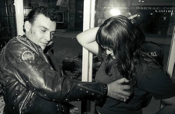 暴力与性:摄影师冒死偷拍巴黎黑帮生活