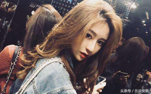 接亲路上停车玩抖音,美女伴娘下车热舞!网友:真