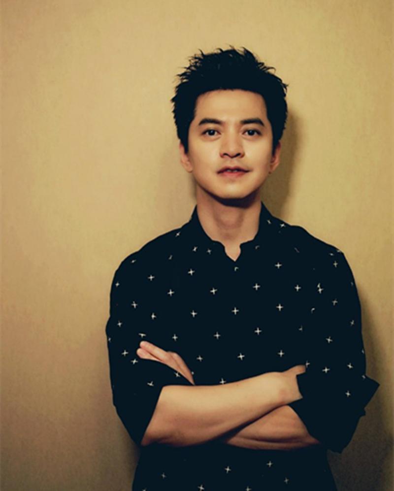 歌手李健年轻时张这样!几十年,有一点变化他没注意到! 歌手李健年轻时张这样!几十年,有一点变化他没注意到!