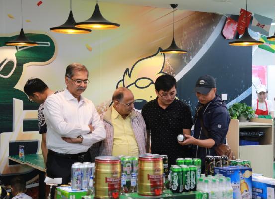 世界杯期间无人车快递小哥亮相苏宁小店 0元