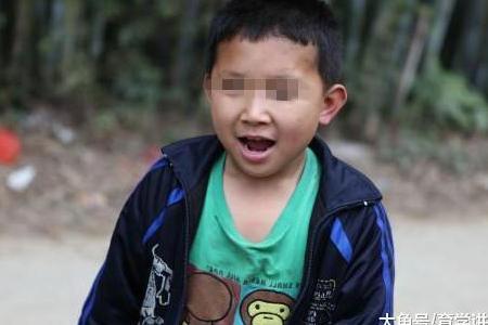 妈妈不给买玩具, 8岁孩子对妈妈拳打脚踢, 路人