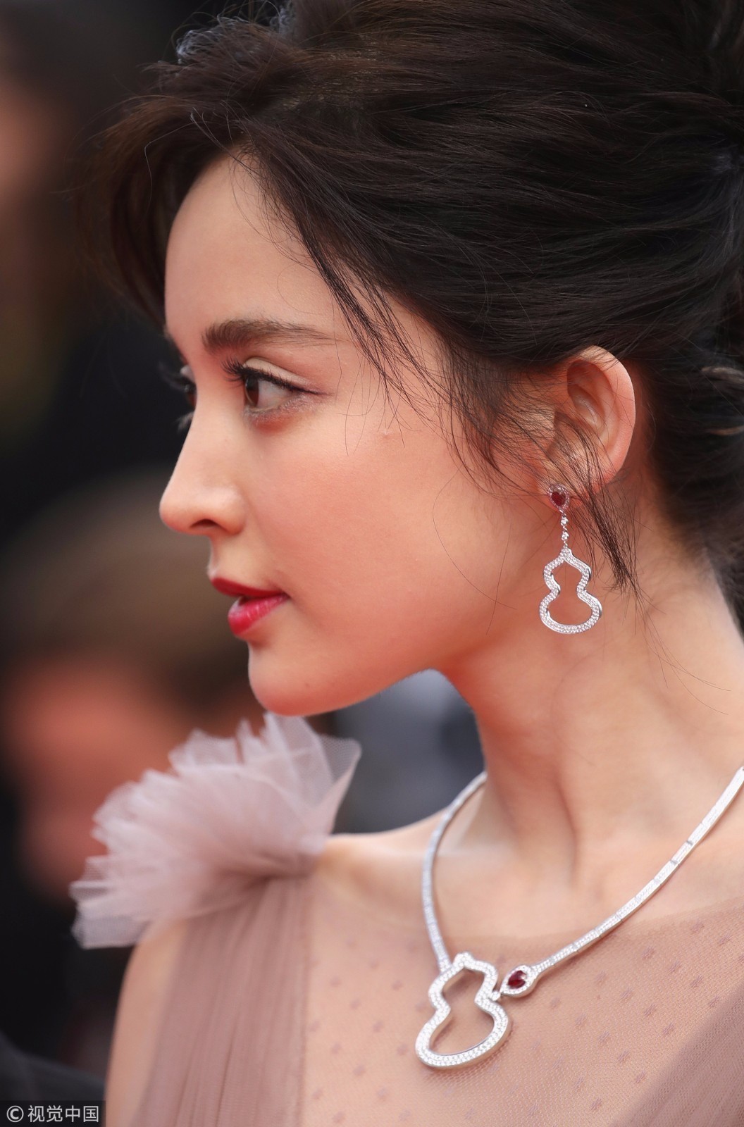 娜扎深v刺绣礼服亮相戛纳电影节 网友却说:为啥