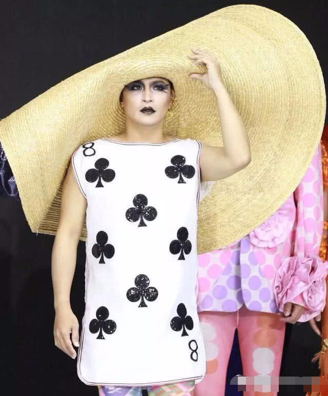 陈志朋裹床单走秀,不慎与奚梦瑶犯同样错误,