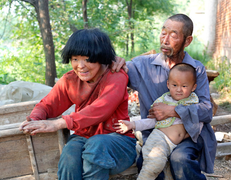 老人照顾21岁智障妻子和3岁儿子 将儿子拴木桩