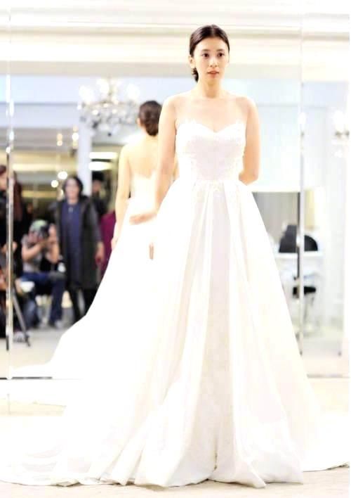 贾静雯的白色礼服与熊黛林红色深V服饰,谁更有