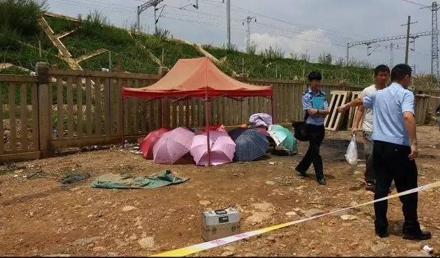 7月20日凌晨，昆明暴雨中，一对母子命丧洪水，没人知道，她们一点一点被脏兮兮水浆吞没时，发生了什么。逝者家属提供了一段现场视频，记录了救援队把遗体抬出的过程，视频中，家里白发老人将死去的孩子围起来，轻轻擦拭，换衣服，用伞搭出一个空间来，痛哭，绝望。