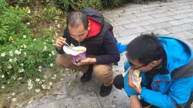 假期坚守岗位的民警吃什么？曝光一波警察“吃饭照”