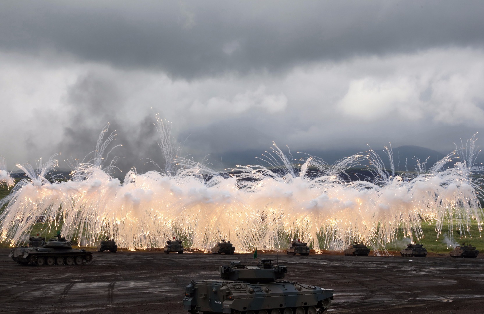 当地时间2016年8月25日，日本御殿场市(Gotemba)，日本陆上自卫队在富士山附近的Higashifuji军事训练基地进行军事演习。