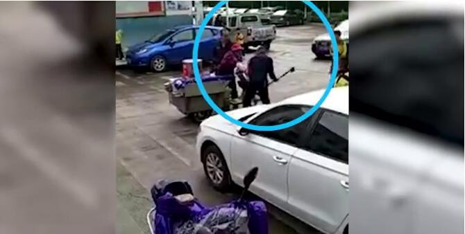 昆明城管持斧砍占道妇女 3名协管已被停职