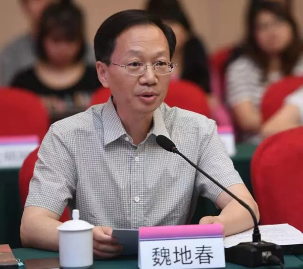 中央电视台副台长魏地春作为节目的制作人的董卿说到,《朗读者》以它