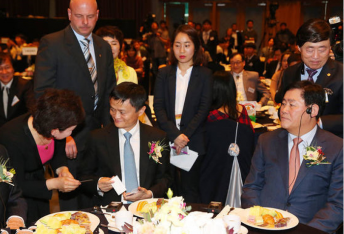 马云和商界大佬的聚餐,旁边坐着的可是比尔·盖茨.