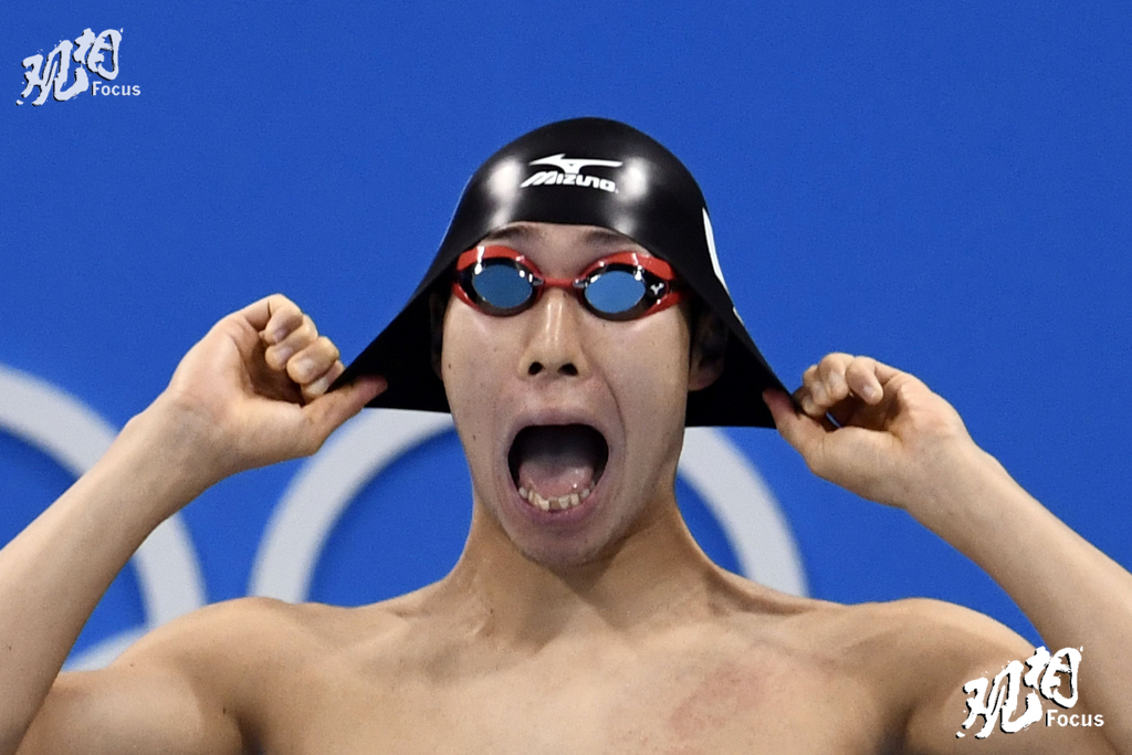 当地时间8月7日，日本游泳运动员萩野公介在里约奥运会男子200米混合泳比赛中，以1分56秒61的成绩获得亚军。在男子400米混合泳比赛中，萩野公介以4分06秒05的成绩获得冠军，实力不可小觑。图为萩野公介在里约奥运会做准备工作时调试泳帽。